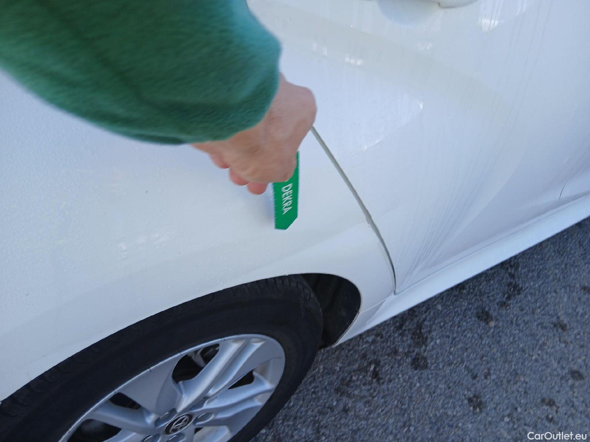  Toyota  Yaris TOYOTA  / 2020 / 5P / berlina con portón 1.5 120H Business Plus #17