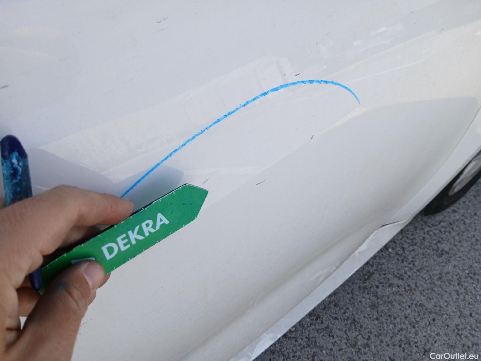  Toyota  Yaris TOYOTA  / 2020 / 5P / berlina con portón 1.5 120H Business Plus #18