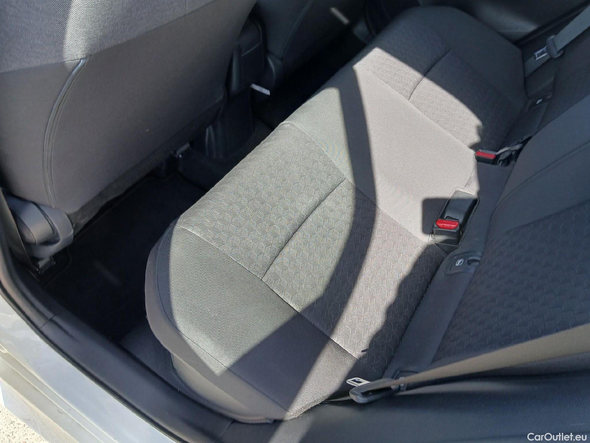  Toyota  Yaris TOYOTA  / 2020 / 5P / berlina con portón 1.5 120H Business Plus #2