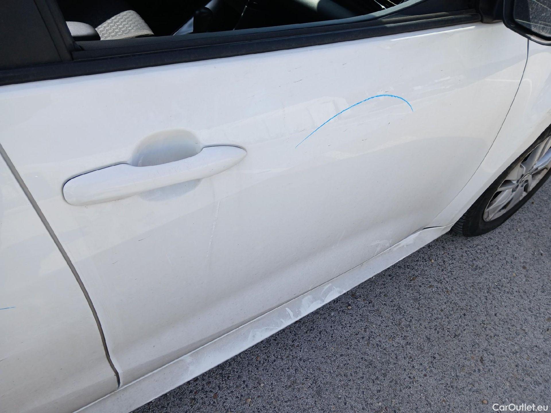  Toyota  Yaris TOYOTA  / 2020 / 5P / berlina con portón 1.5 120H Business Plus #17