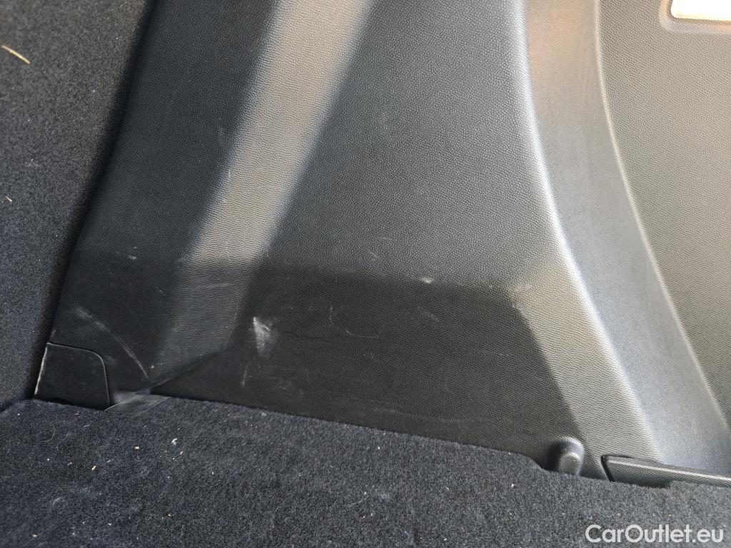  Peugeot  2008 PEUGEOT  / 2019 / 5P / todoterreno Allure BlueHDI 81kW (110CV) #24