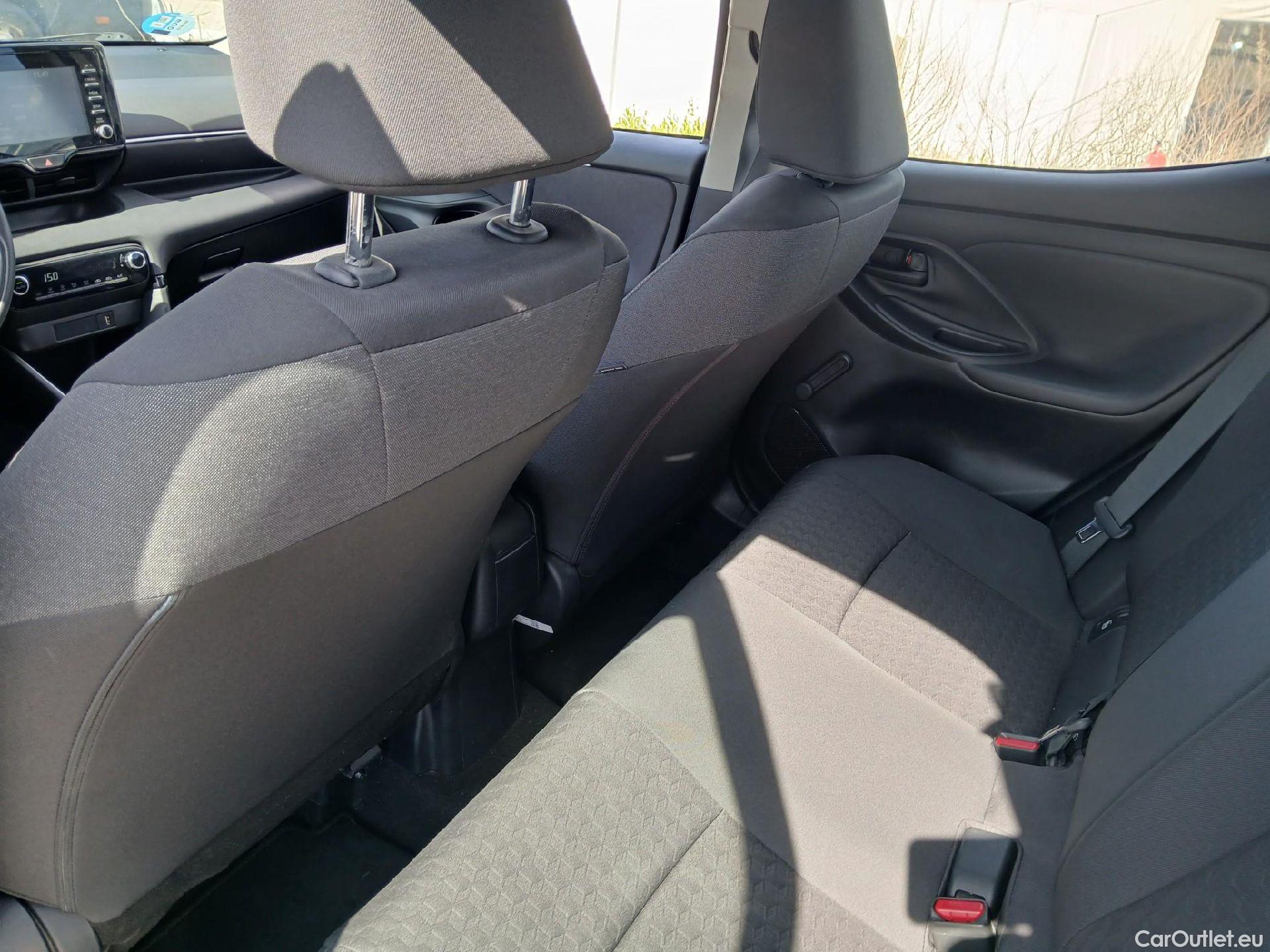  Toyota  Yaris TOYOTA  / 2020 / 5P / berlina con portón 1.5 120H Business Plus #1