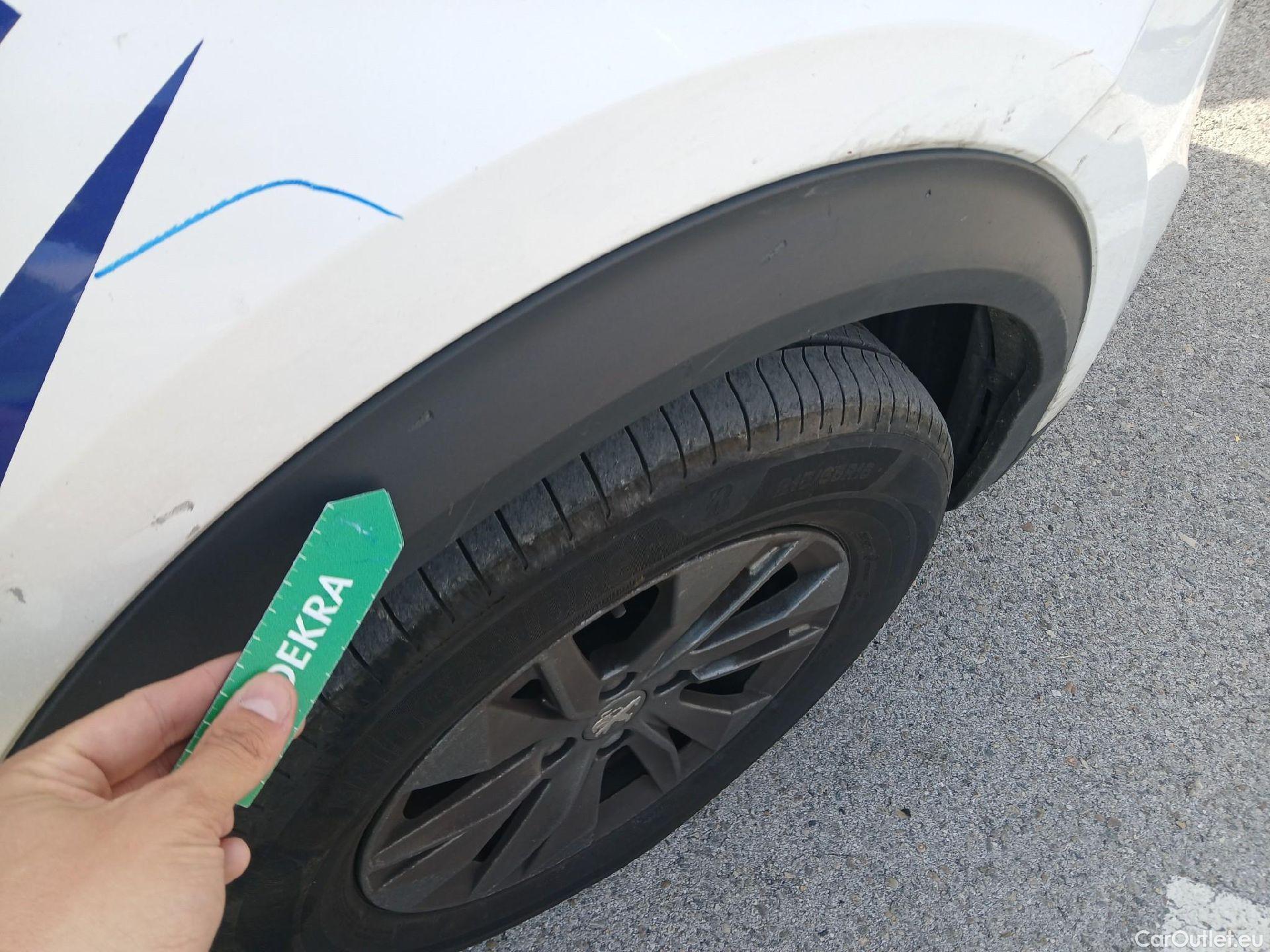  Peugeot  2008 PEUGEOT  / 2019 / 5P / todoterreno Active Pack BlueHDI 81kW (110CV) #19