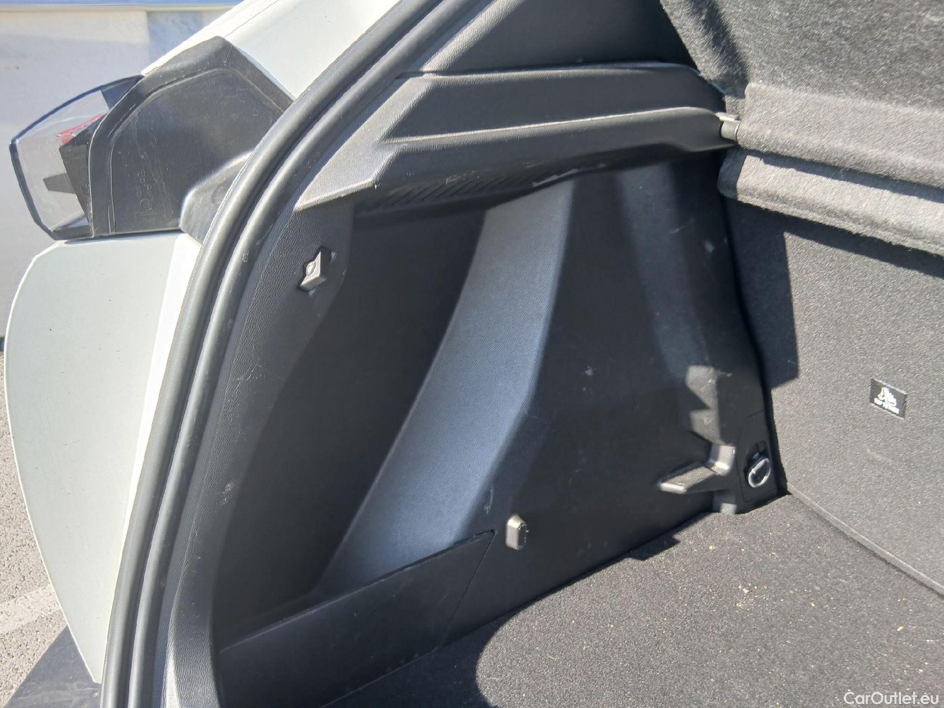  Peugeot  2008 PEUGEOT  / 2019 / 5P / todoterreno Active BlueHDI 81kW (110CV) #30