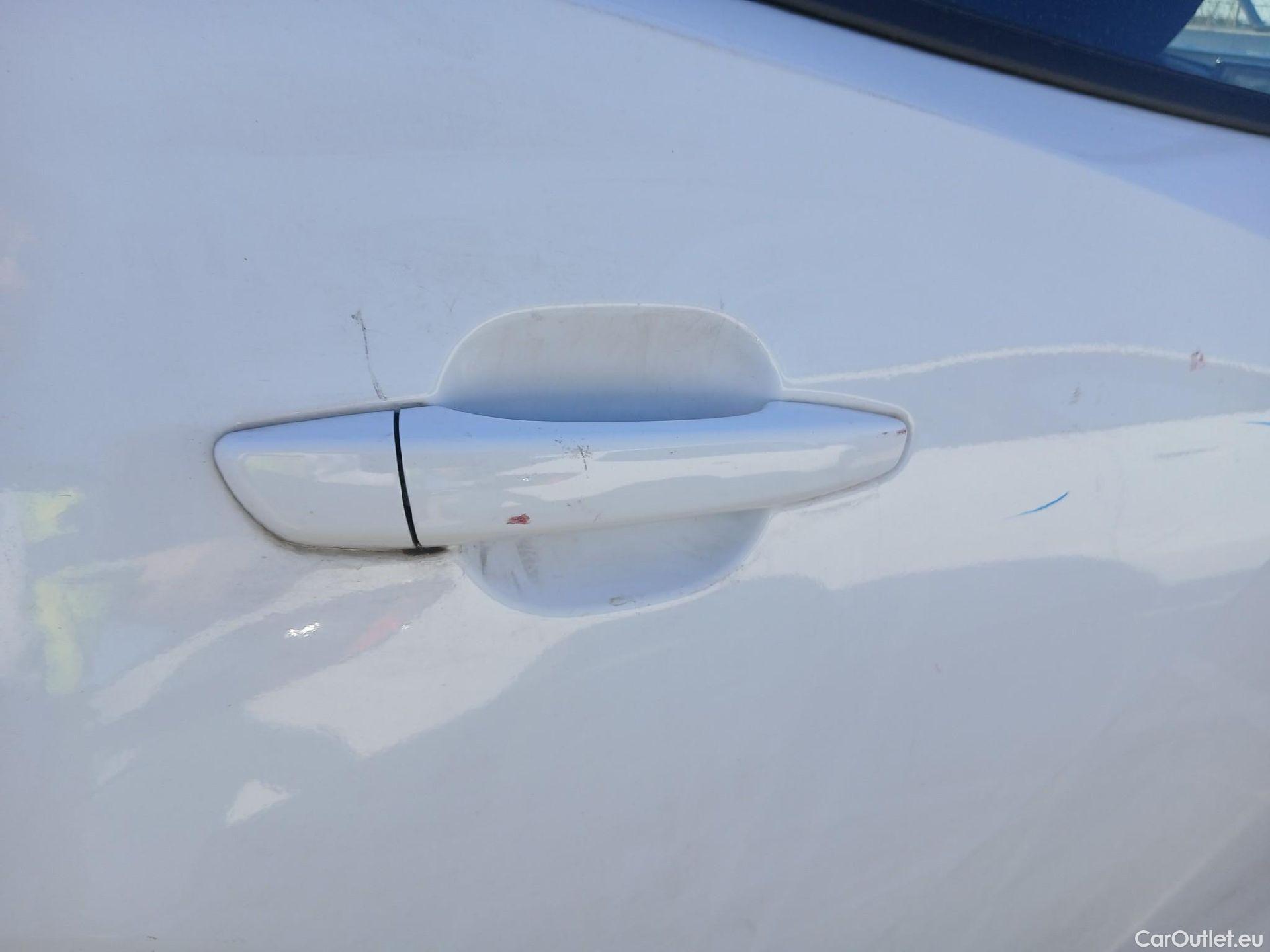  Peugeot  2008 PEUGEOT  / 2019 / 5P / todoterreno Active BlueHDI 81kW (110CV) #40