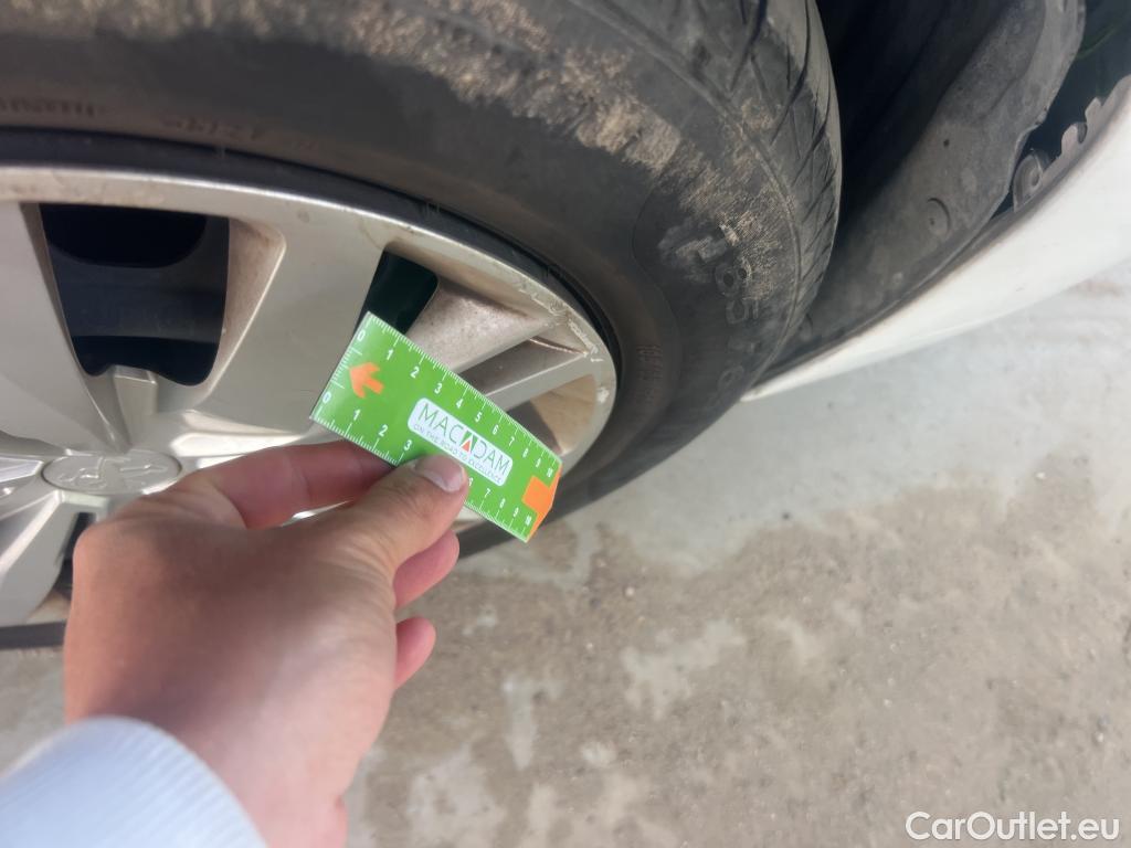  Peugeot  208 PEUGEOT  / 2019 / 5P / berlina con portón BlueHDi 73kW (100CV) Active #34