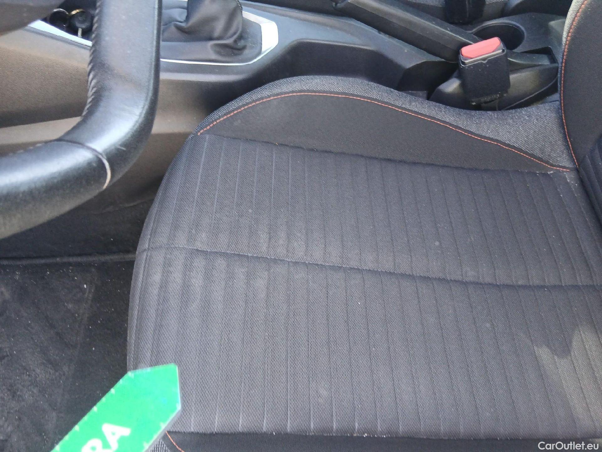  Peugeot  2008 PEUGEOT  / 2019 / 5P / todoterreno Active BlueHDI 81kW (110CV) #50