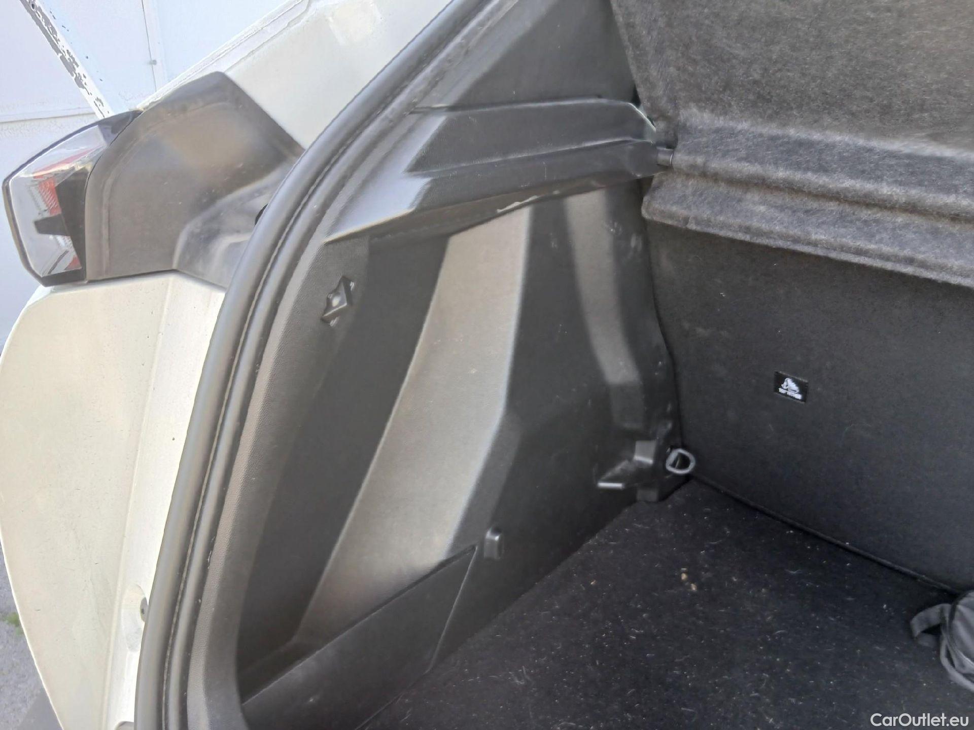  Peugeot  2008 PEUGEOT  / 2019 / 5P / todoterreno Active BlueHDI 81kW (110CV) #48