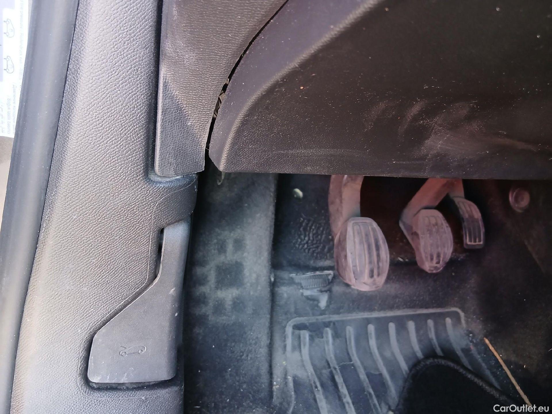  Peugeot  2008 PEUGEOT  / 2019 / 5P / todoterreno Active BlueHDI 81kW (110CV) #38