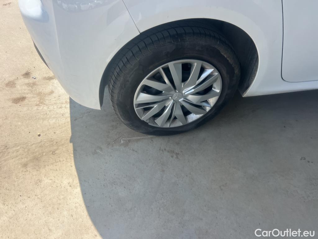  Peugeot  208 PEUGEOT  / 2019 / 5P / berlina con portón BlueHDi 73kW (100CV) Active #35