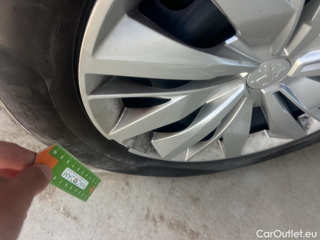  Peugeot  208 PEUGEOT  / 2019 / 5P / berlina con portón BlueHDi 73kW (100CV) Active #36