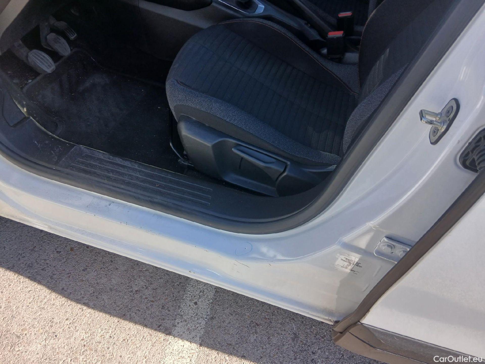  Peugeot  2008 PEUGEOT  / 2019 / 5P / todoterreno Active BlueHDI 81kW (110CV) #25