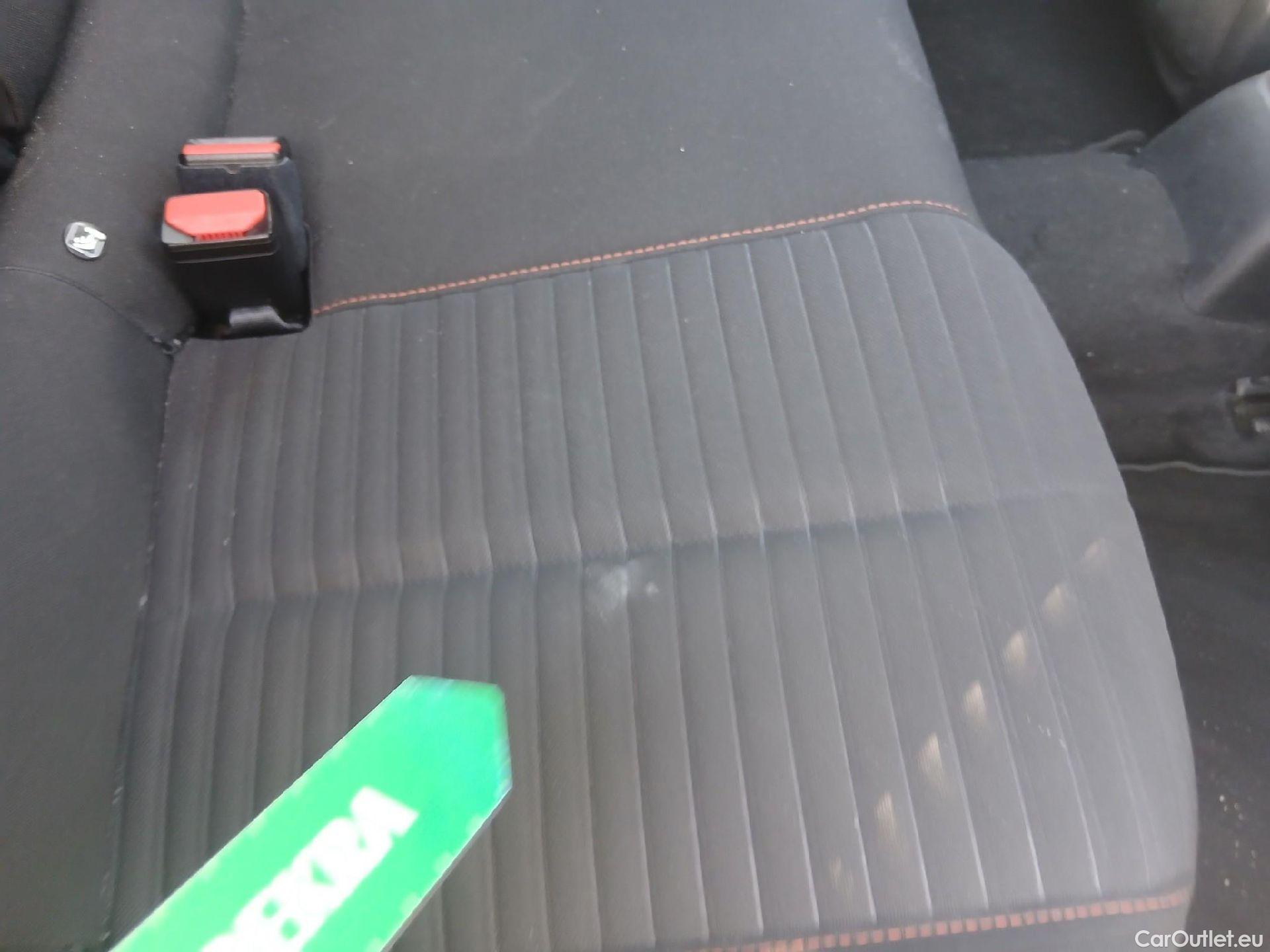  Peugeot  2008 PEUGEOT  / 2019 / 5P / todoterreno Active BlueHDI 81kW (110CV) #52