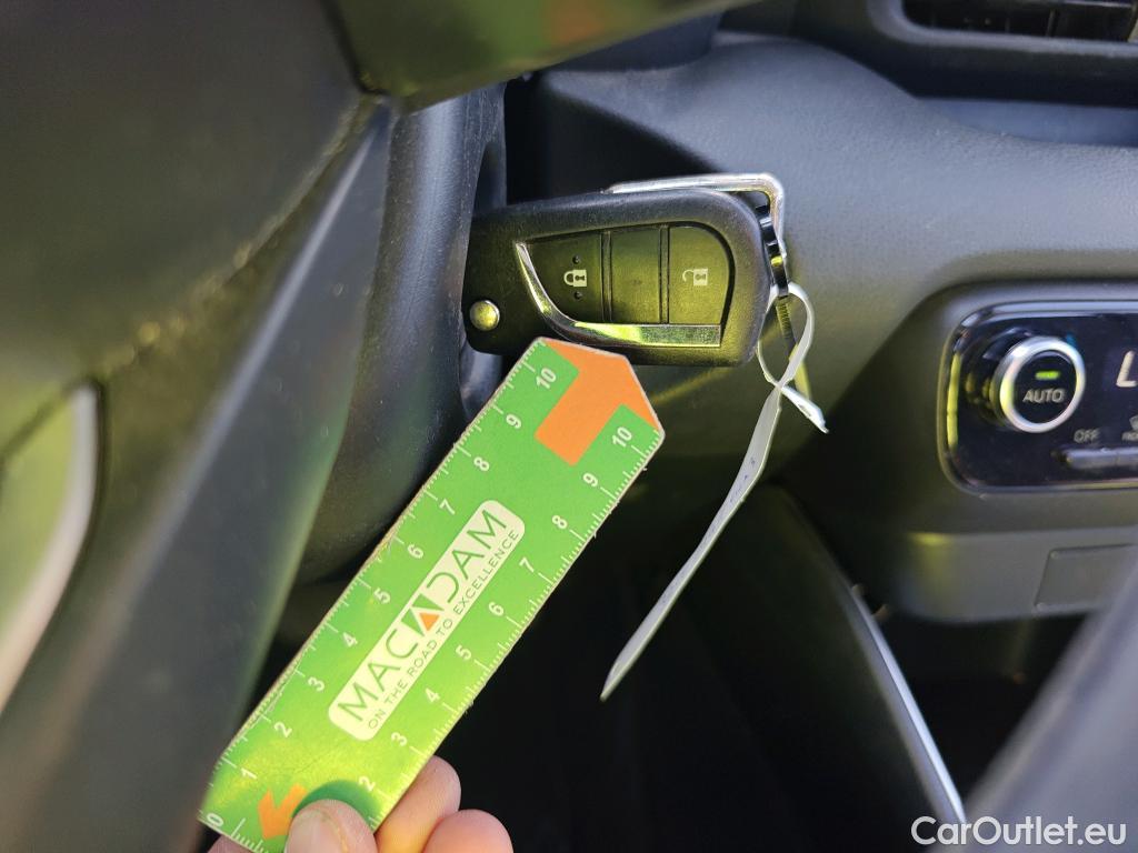  Toyota  Yaris TOYOTA  / 2020 / 5P / berlina con portón 1.5 120H Business Plus #1