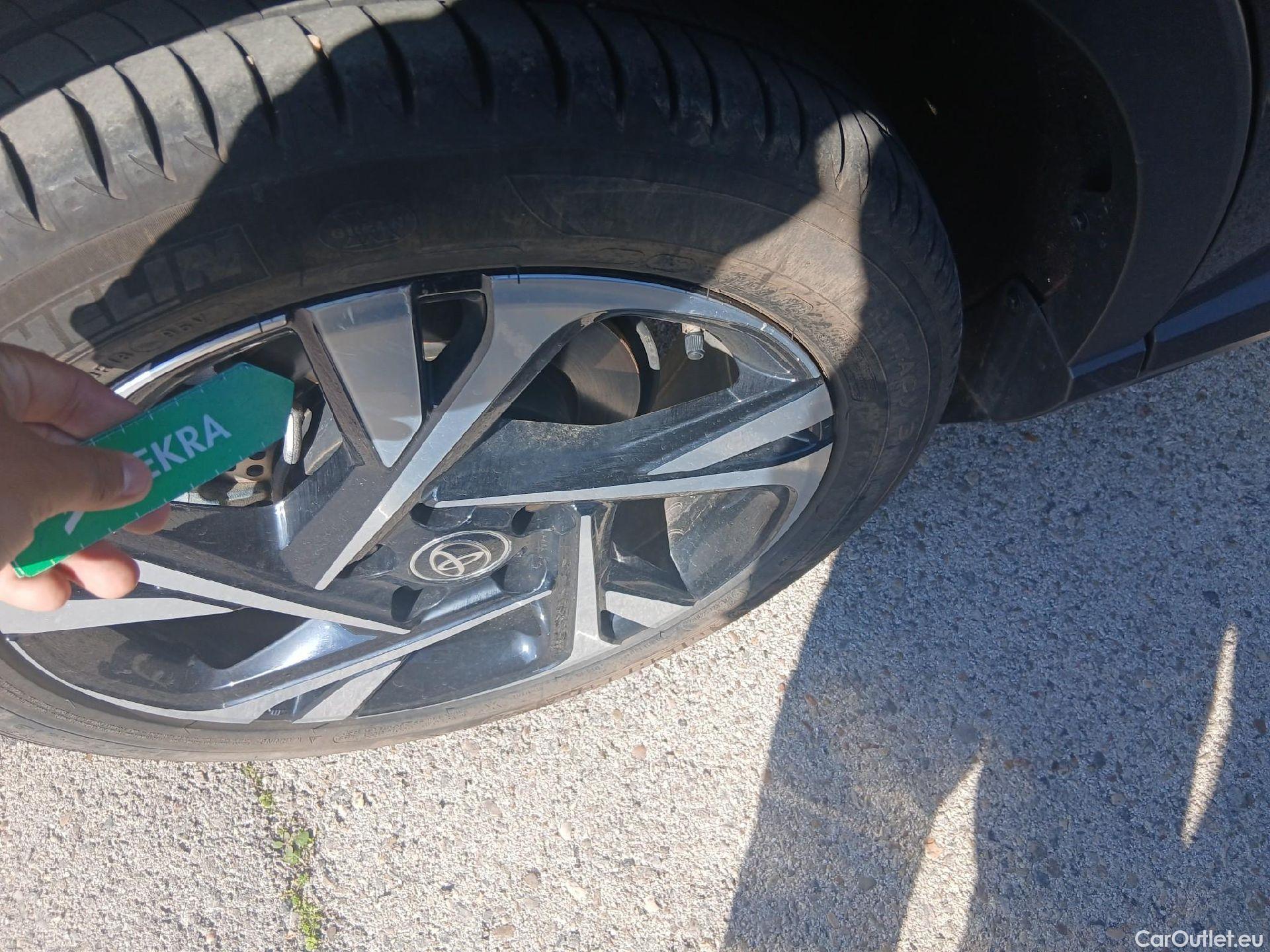  Toyota  C-HR TOYOTA  / 2019 / 5P / todoterreno 1.8 125H Advance #30