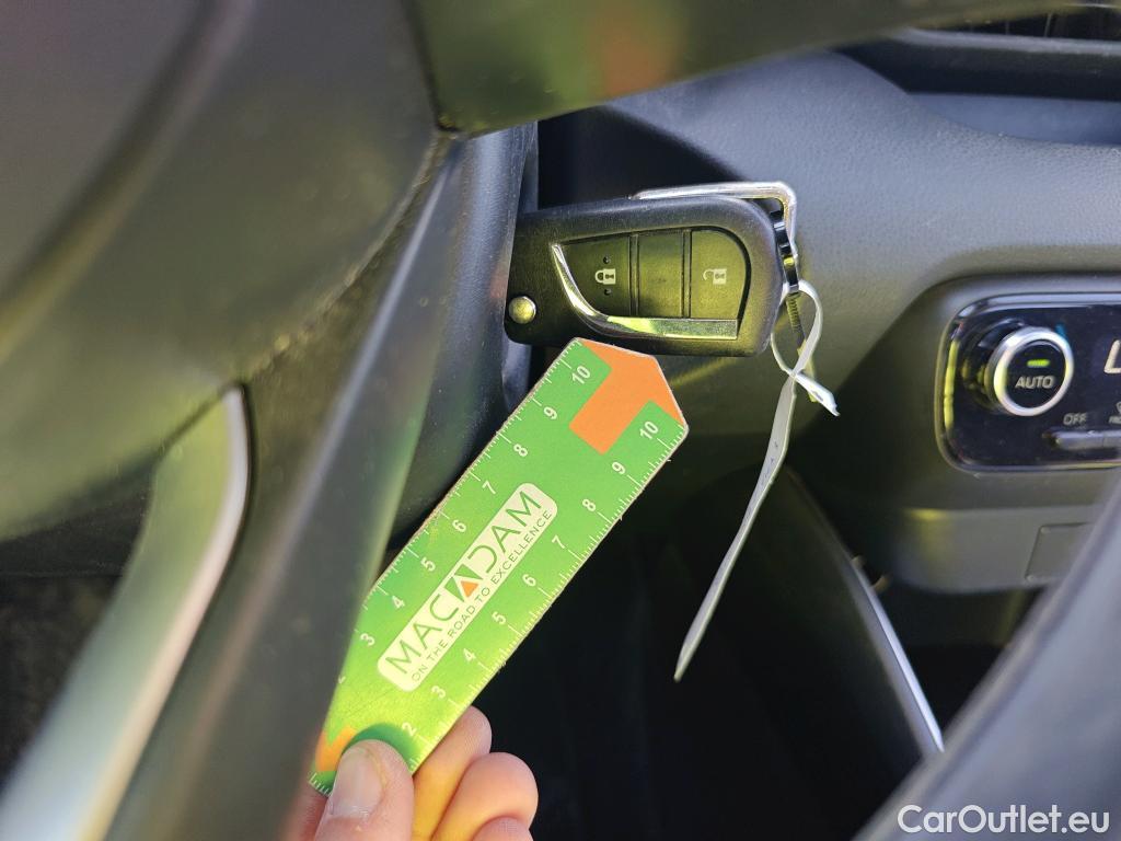  Toyota  Yaris TOYOTA  / 2020 / 5P / berlina con portón 1.5 120H Business Plus #2