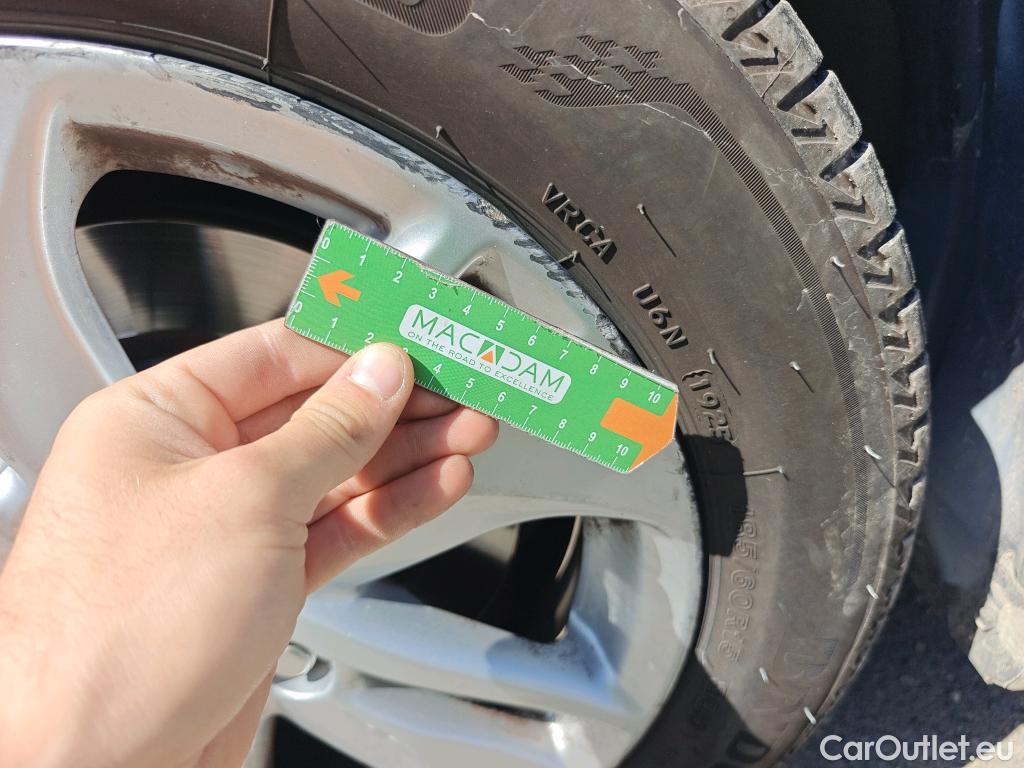  Toyota  Yaris TOYOTA  / 2020 / 5P / berlina con portón 1.5 120H Business Plus #38