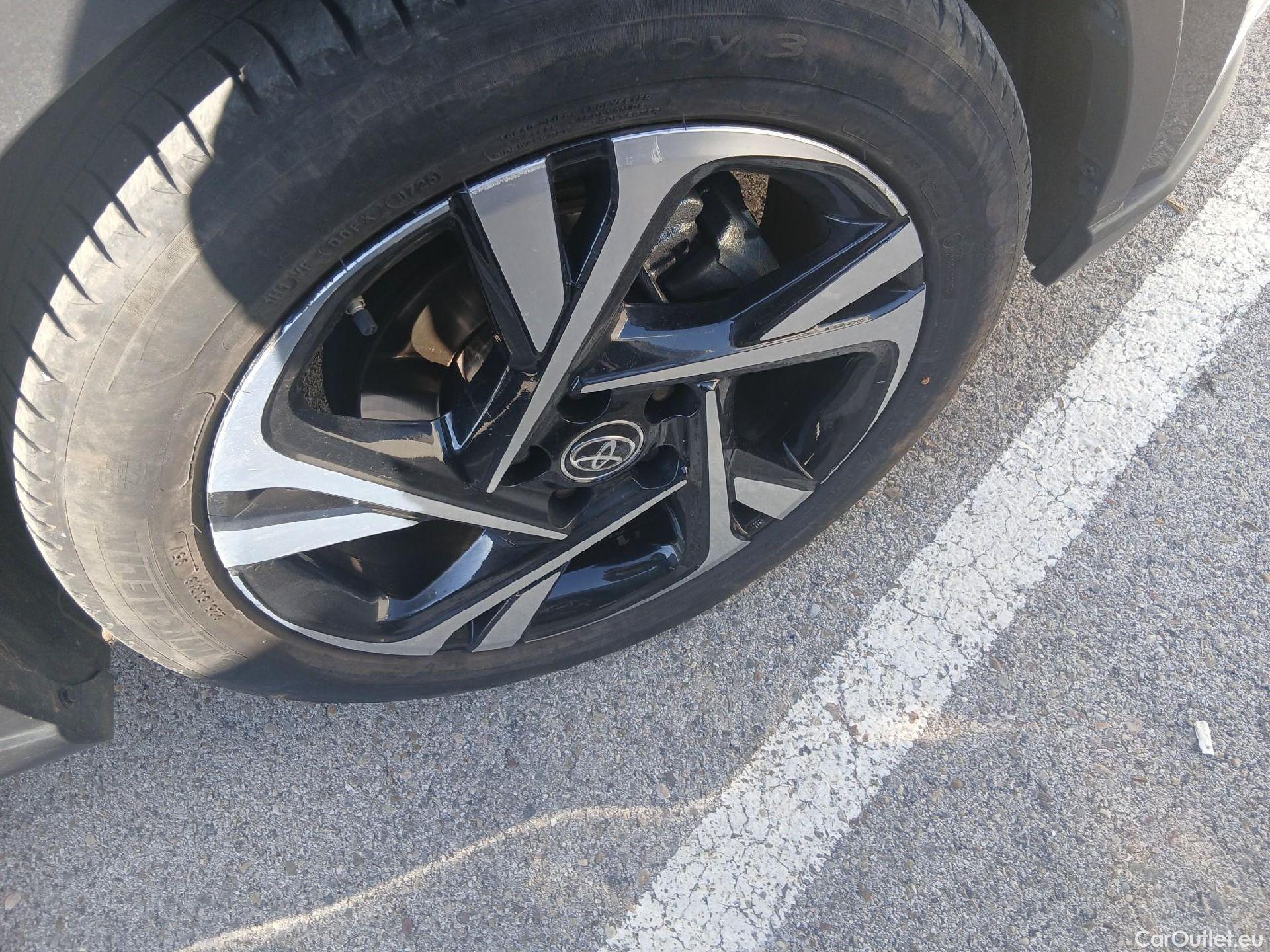  Toyota  C-HR TOYOTA  / 2019 / 5P / todoterreno 1.8 125H Advance #37