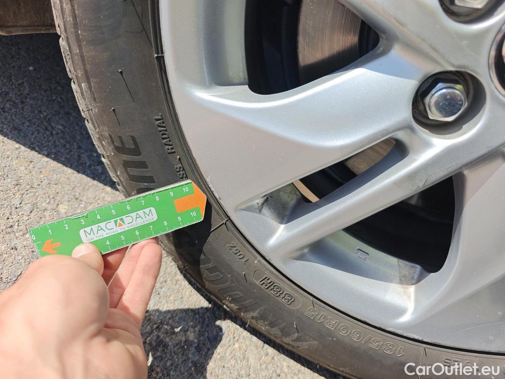  Toyota  Yaris TOYOTA  / 2020 / 5P / berlina con portón 1.5 120H Business Plus #34