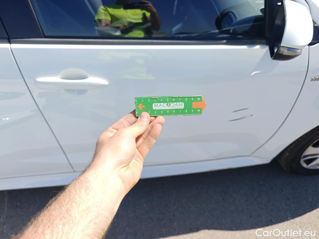  Toyota  Yaris TOYOTA  / 2020 / 5P / berlina con portón 1.5 120H Business Plus #3