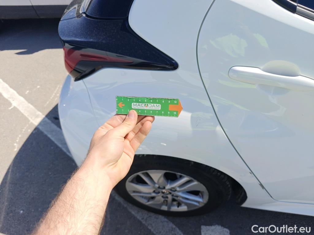  Toyota  Yaris TOYOTA  / 2020 / 5P / berlina con portón 1.5 120H Business Plus #8