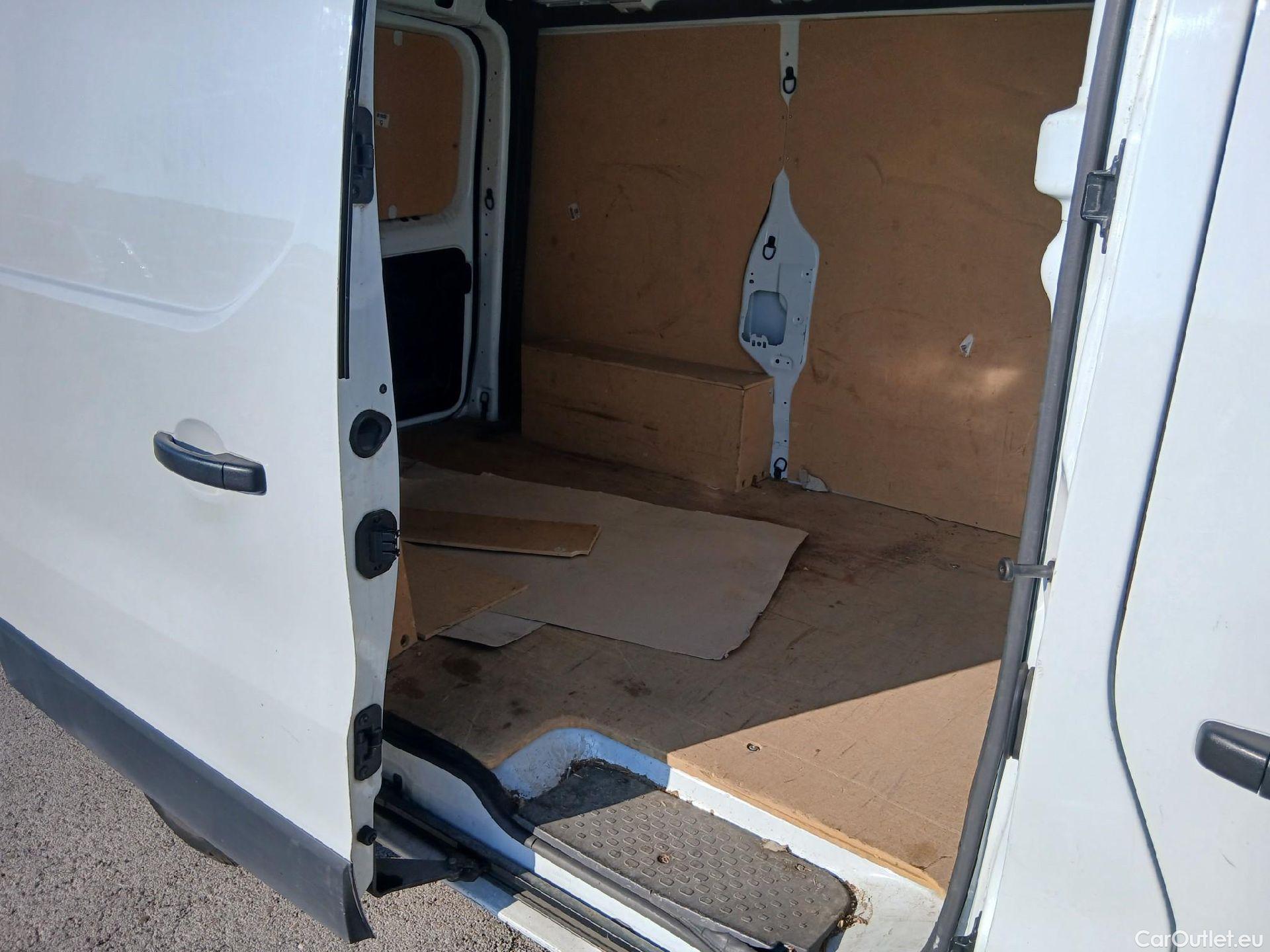  Renault  Trafic RENAULT  / 2019 / 4P / furgón Furgón 27 L1H1 Energy BluedCi 88 kW (AC) #40