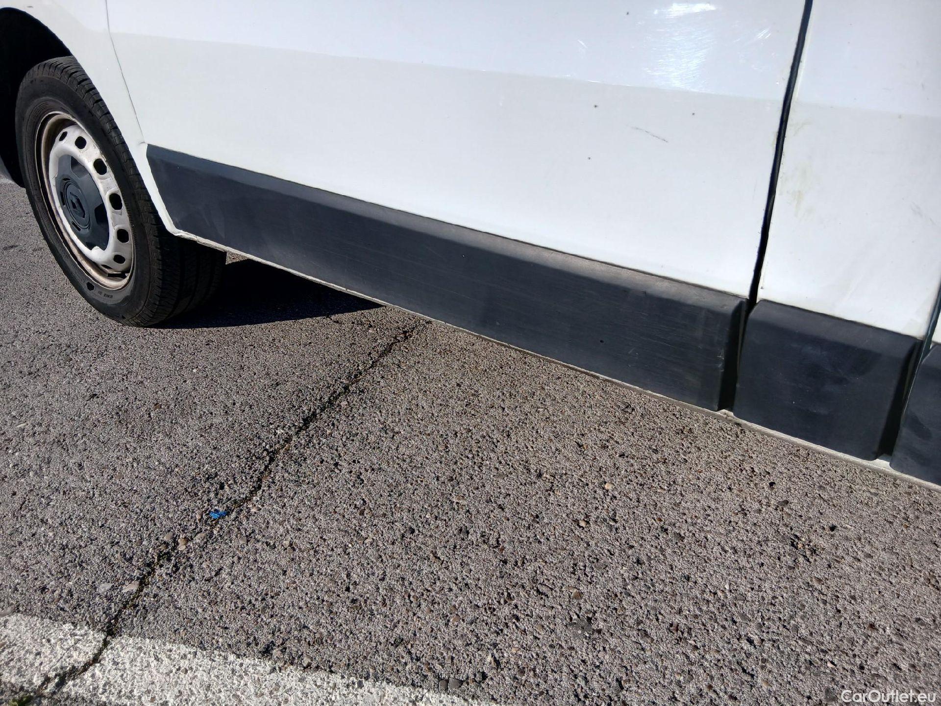  Renault  Trafic RENAULT  / 2019 / 4P / furgón Furgón 27 L1H1 Energy BluedCi 88 kW (AC) #36