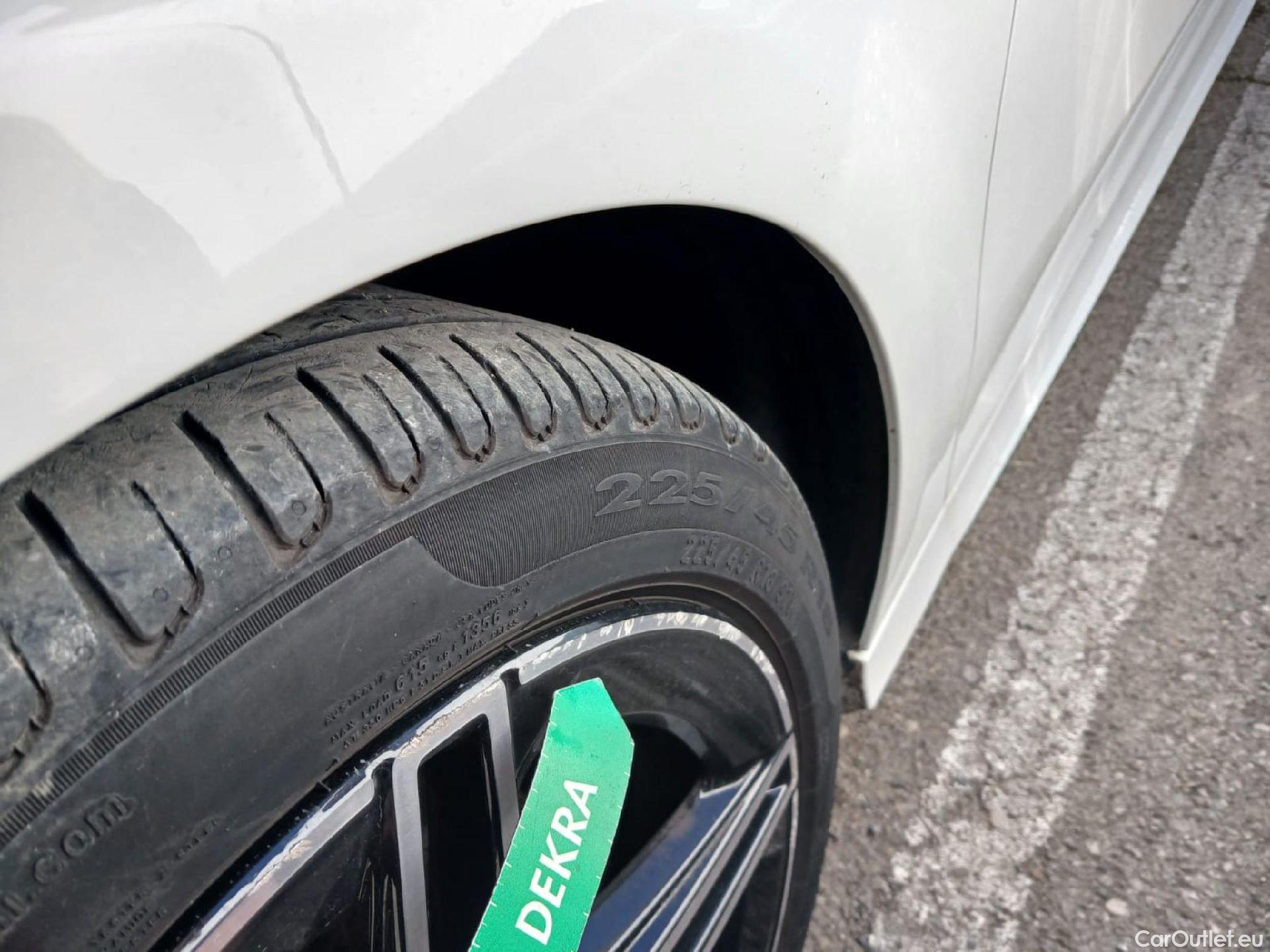  Mercedes  A-Klasse MERCEDES-BENZ Clase A / 2018 / 5P / berlina con portón A 200 #12