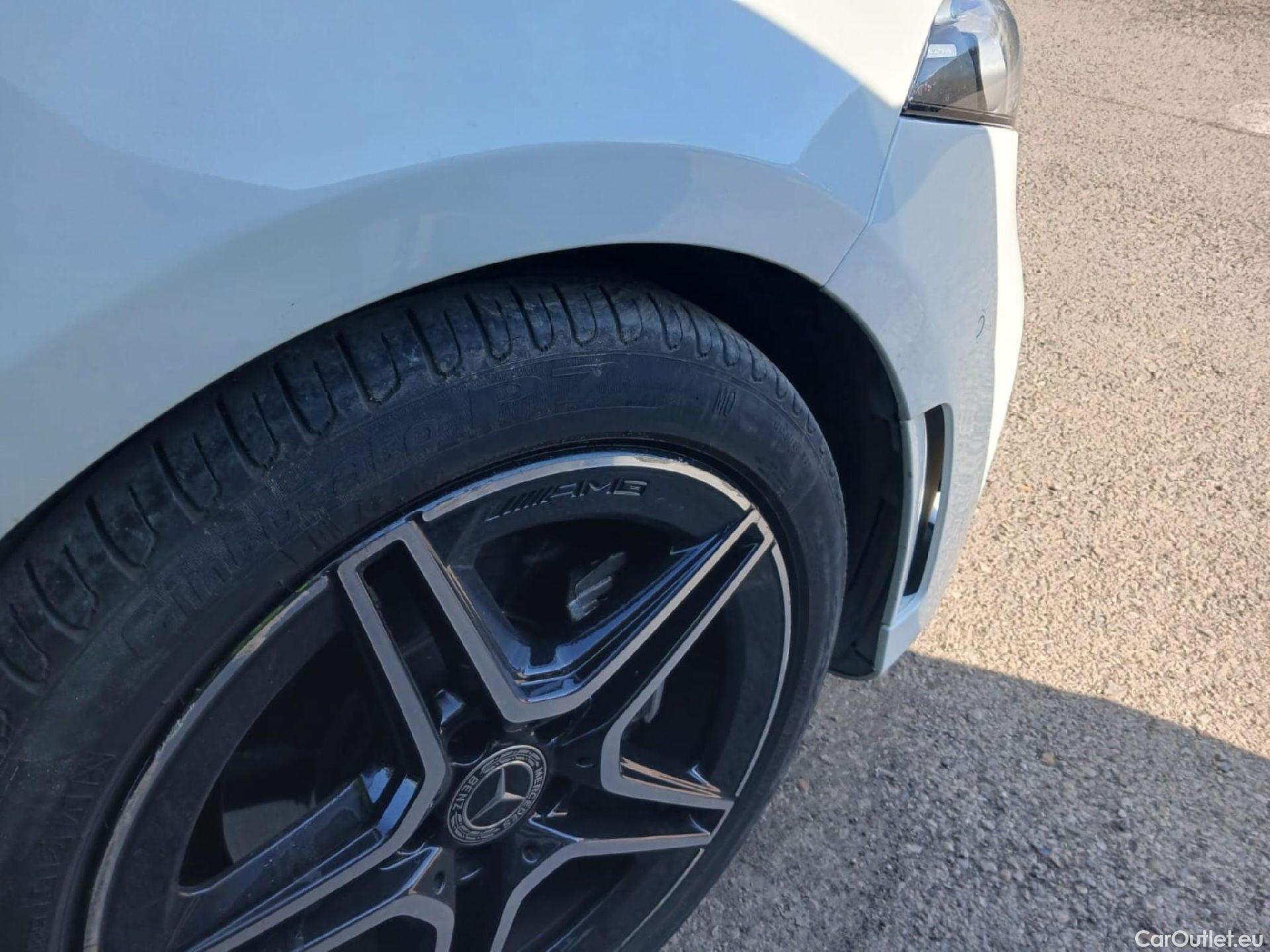  Mercedes  A-Klasse MERCEDES-BENZ Clase A / 2018 / 5P / berlina con portón A 200 #2