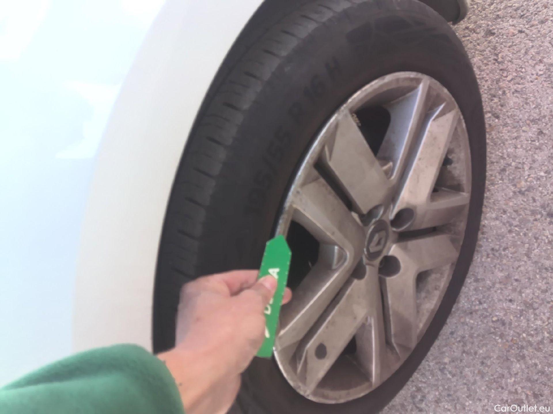  Renault  Clio RENAULT  / 2019 / 5P / berlina con portón Intens TCe 74 kW (100CV) GLP #19