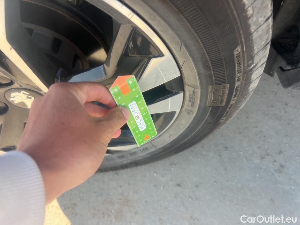  Peugeot  2008 PEUGEOT  / 2019 / 5P / todoterreno Allure Pack BlueHDI 81kW (110CV) (AC) #8