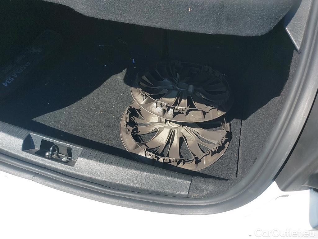  Peugeot  208 PEUGEOT  / 2019 / 5P / berlina con portón PureTech 55kW (75CV) Like #28