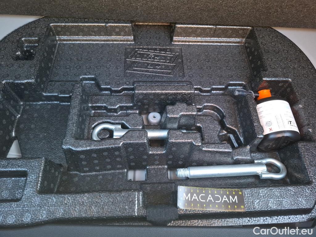  Toyota  Corolla TOYOTA  / 2018 / 5P / Berline Hybride 122h Dynamic Business Supp Lomb #13