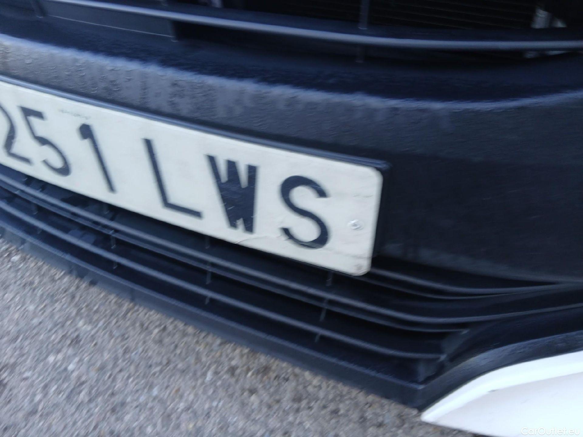  Toyota  Yaris TOYOTA  / 2020 / 5P / berlina con portón 1.5 120H Business Plus #4