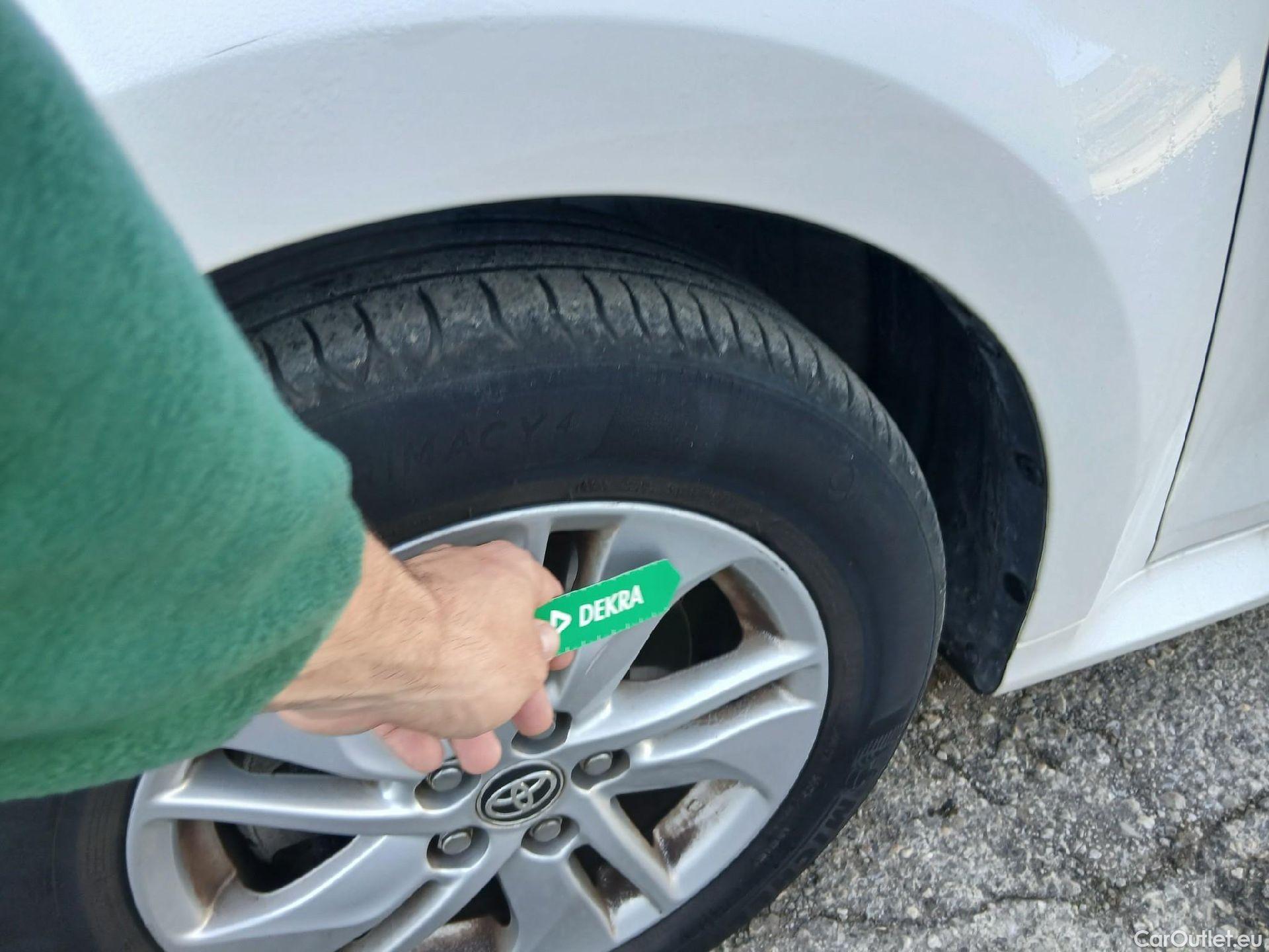  Toyota  Yaris TOYOTA  / 2020 / 5P / berlina con portón 1.5 120H Business Plus #7