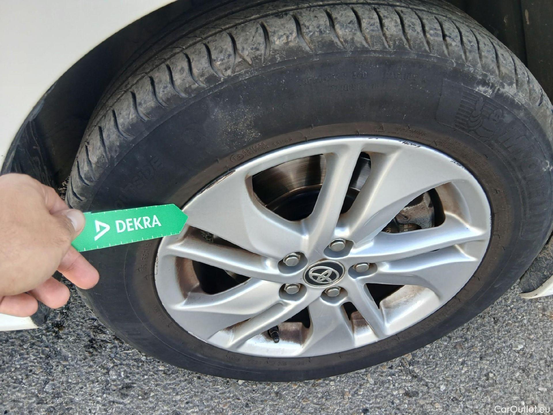  Toyota  Yaris TOYOTA  / 2020 / 5P / berlina con portón 1.5 120H Business Plus #26