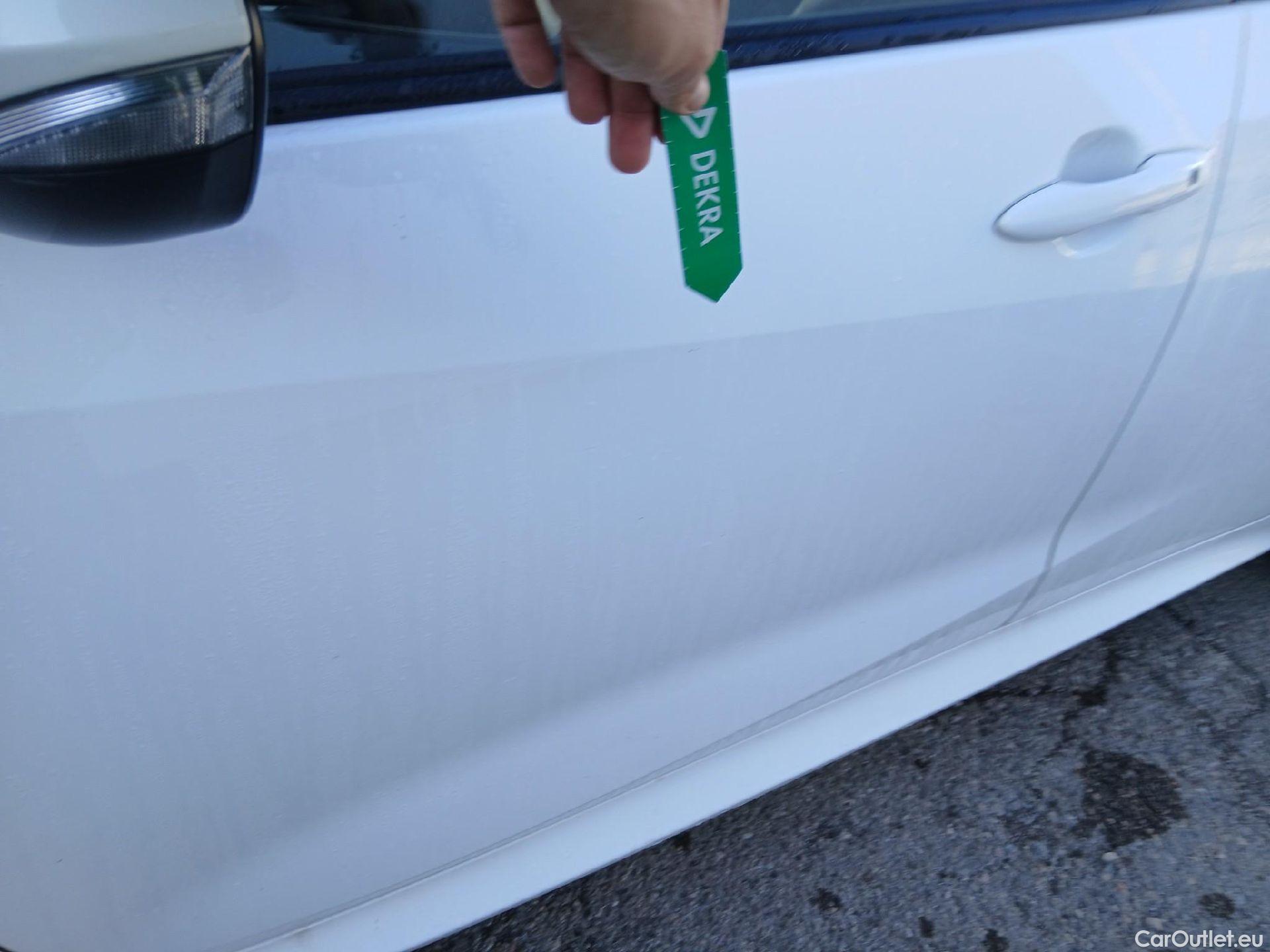  Toyota  Yaris TOYOTA  / 2020 / 5P / berlina con portón 1.5 120H Business Plus #9