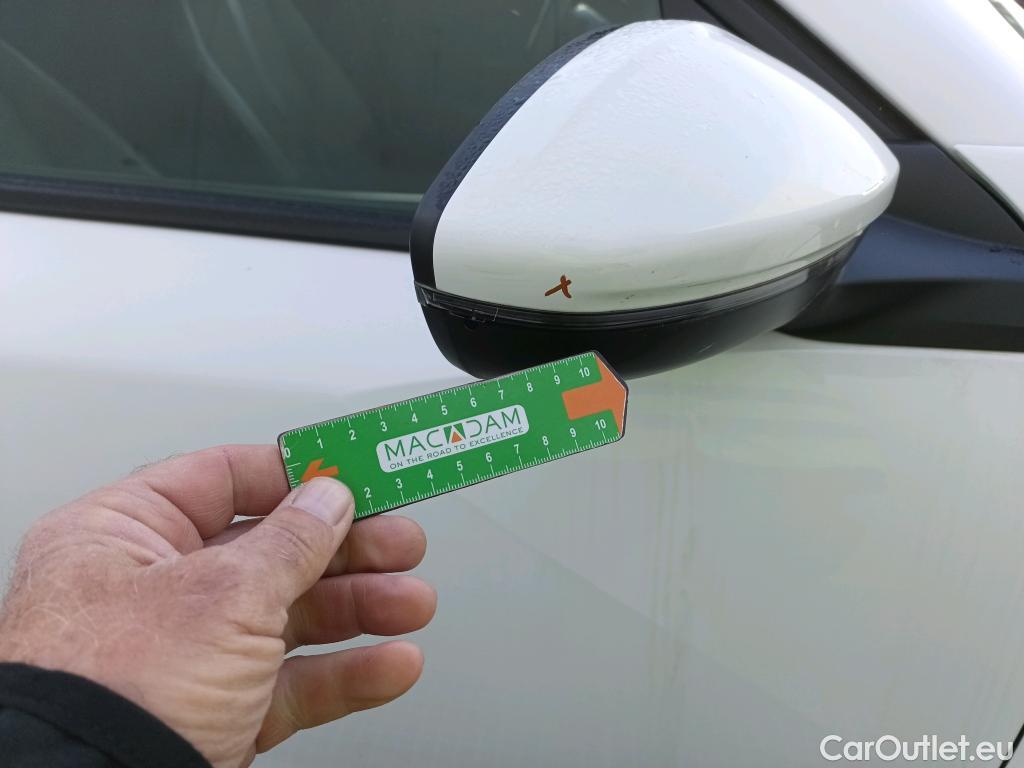  Peugeot  2008 PEUGEOT  / 2019 / 5P / todoterreno Allure BlueHDI 81kW (110CV) #30