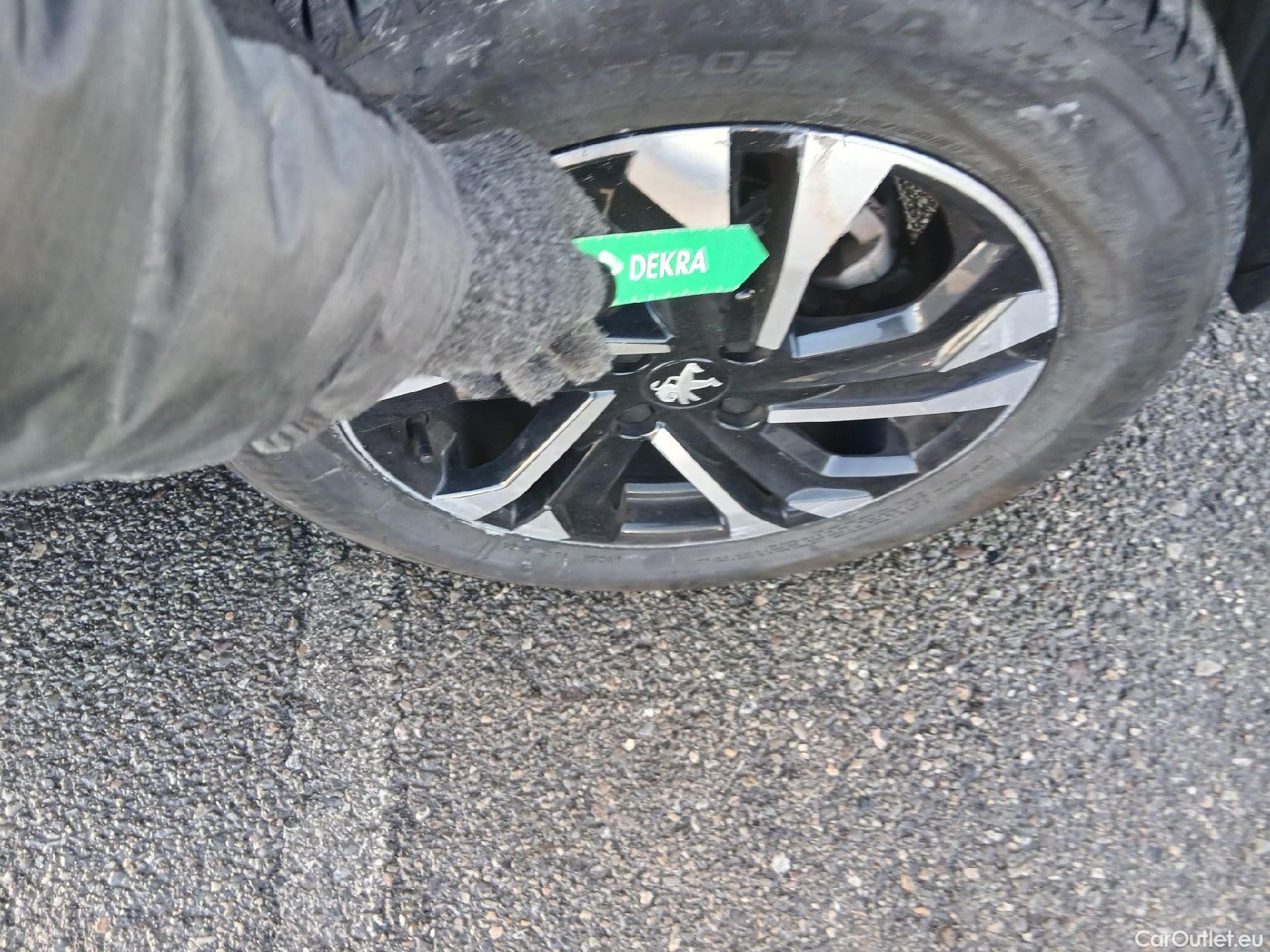  Peugeot  2008 PEUGEOT  / 2019 / 5P / todoterreno Allure BlueHDI 81kW (110CV) #11