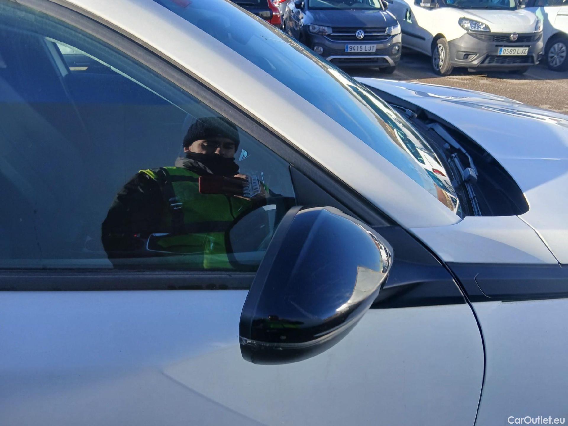  Peugeot  2008 PEUGEOT  / 2019 / 5P / todoterreno Allure BlueHDI 81kW (110CV) #28