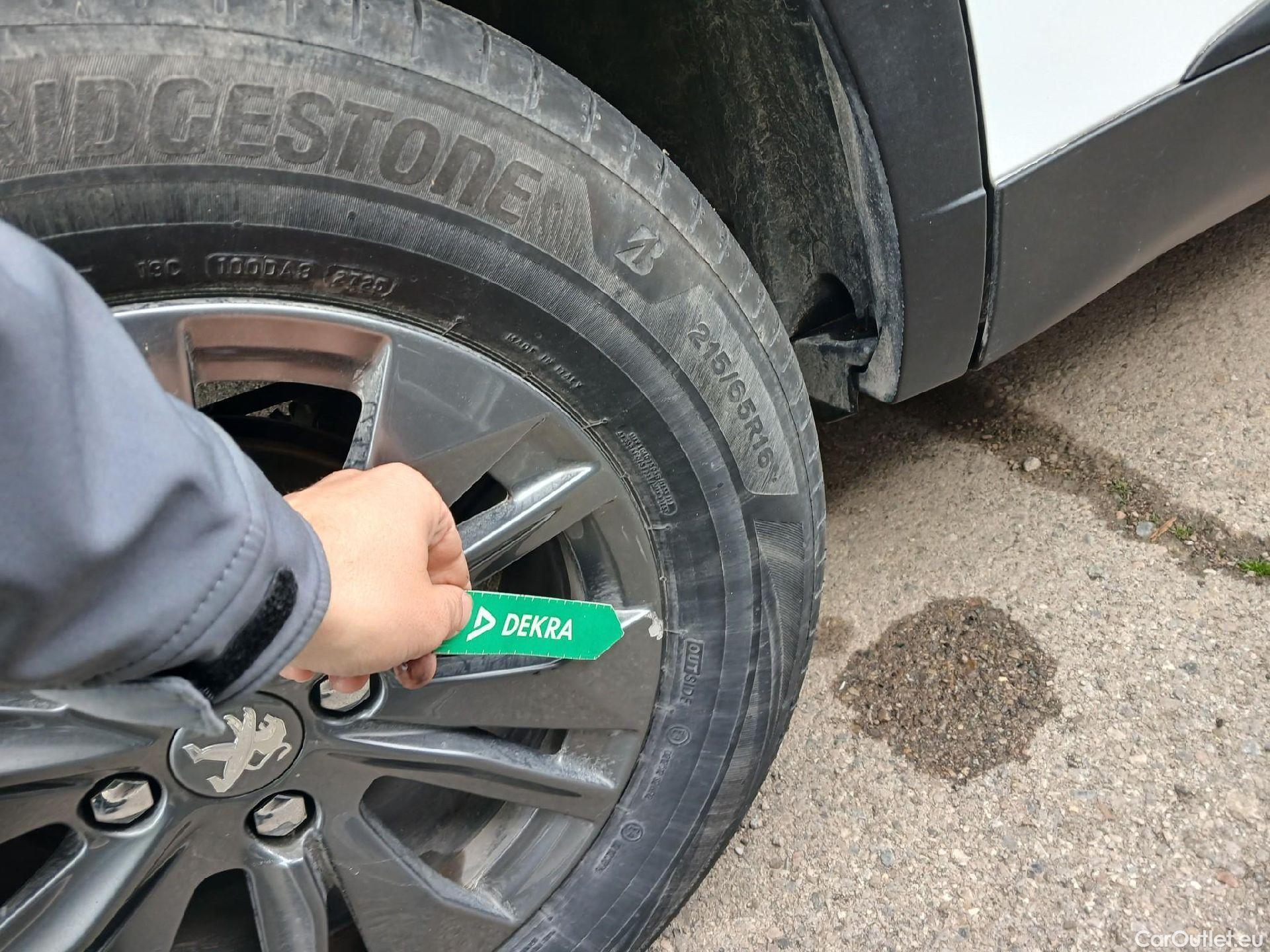  Peugeot  2008 PEUGEOT  / 2019 / 5P / todoterreno Active Pack BlueHDI 81kW (110CV) #18