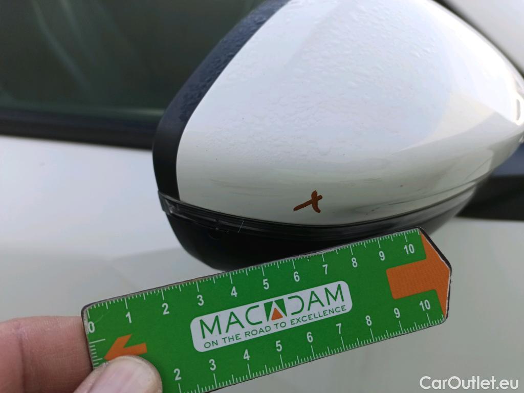  Peugeot  2008 PEUGEOT  / 2019 / 5P / todoterreno Allure BlueHDI 81kW (110CV) #31