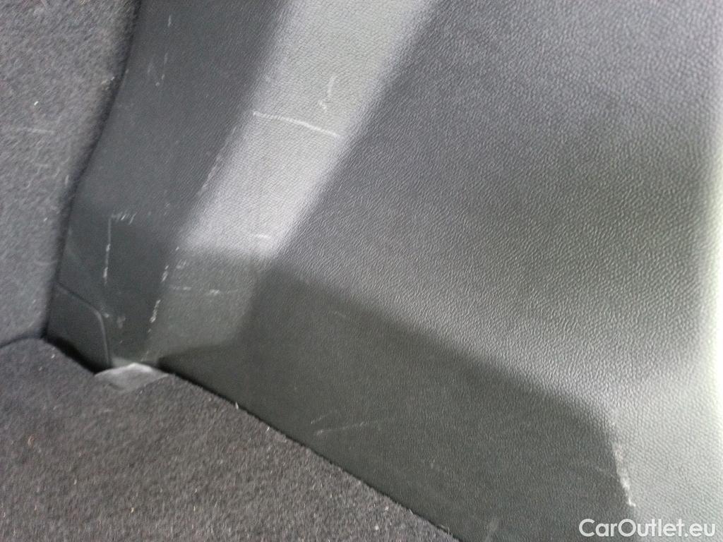  Peugeot  2008 PEUGEOT  / 2019 / 5P / todoterreno Allure BlueHDI 81kW (110CV) #9