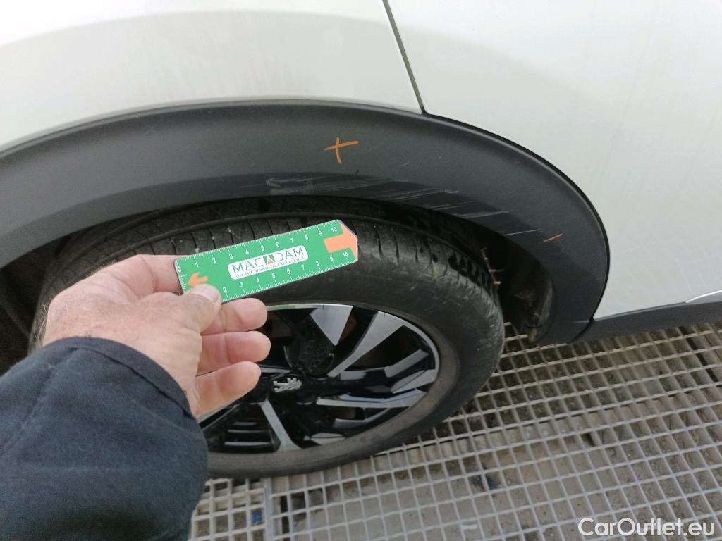  Peugeot  2008 PEUGEOT  / 2019 / 5P / todoterreno Allure BlueHDI 81kW (110CV) #24