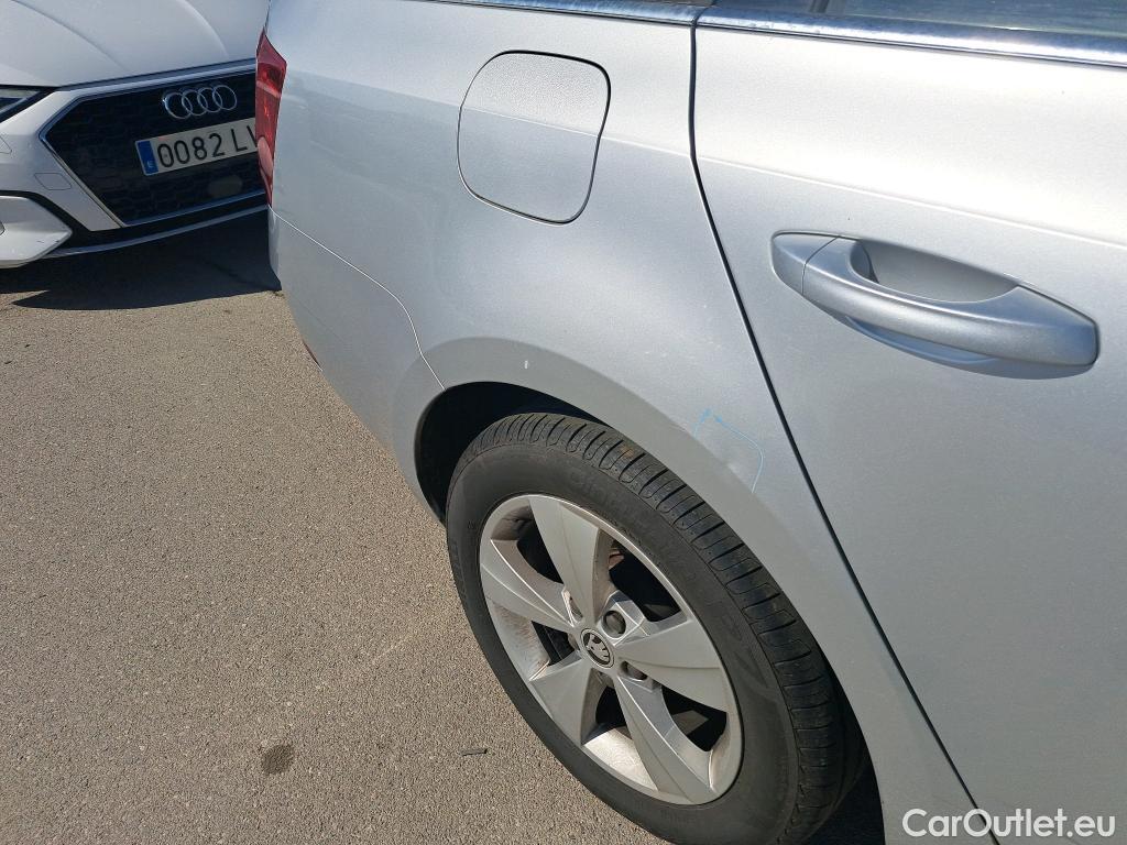  Skoda  Octavia SKODA  / 2016 / 5P / familiar Combi 1.6 TDI CR 85KW (115CV) Ambition #9