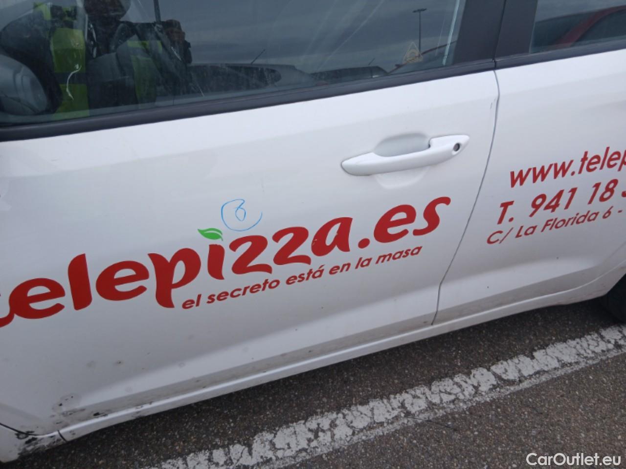  Hyundai  i10 HYUNDAI  / 2020 / 5P / berlina con portón 1.0 Klass #18