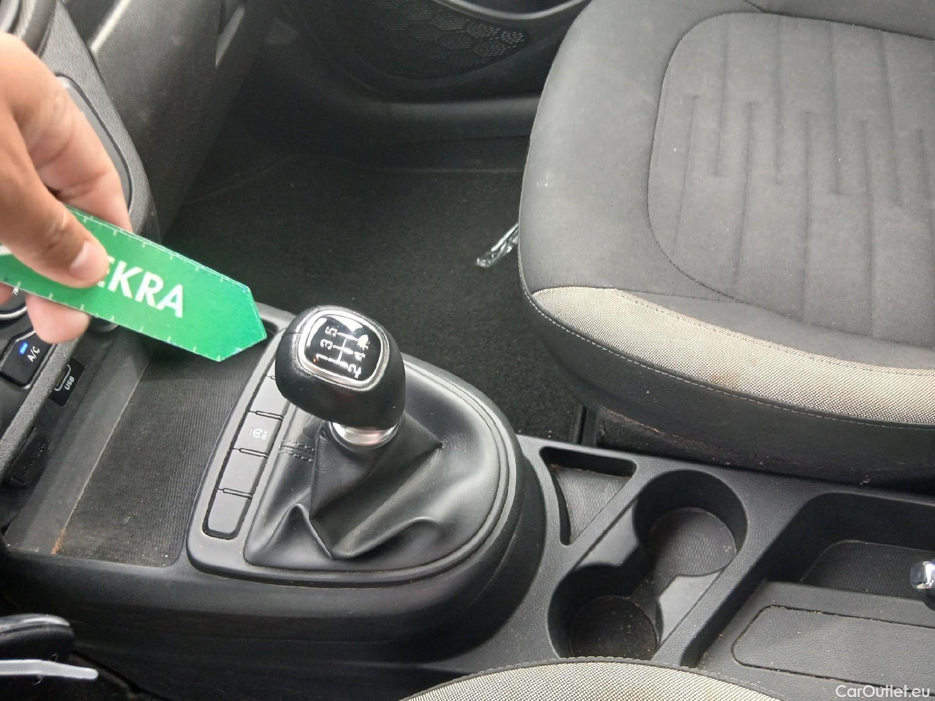  Hyundai  i10 HYUNDAI  / 2020 / 5P / berlina con portón 1.0 Klass #7