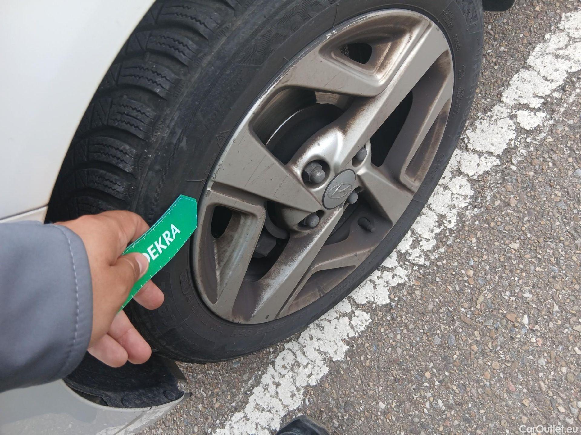  Hyundai  i10 HYUNDAI  / 2020 / 5P / berlina con portón 1.0 Klass #15