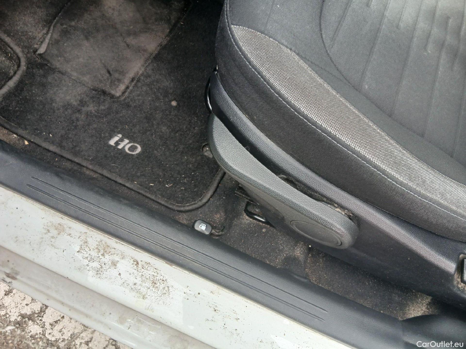  Hyundai  i10 HYUNDAI  / 2020 / 5P / berlina con portón 1.0 Klass #2