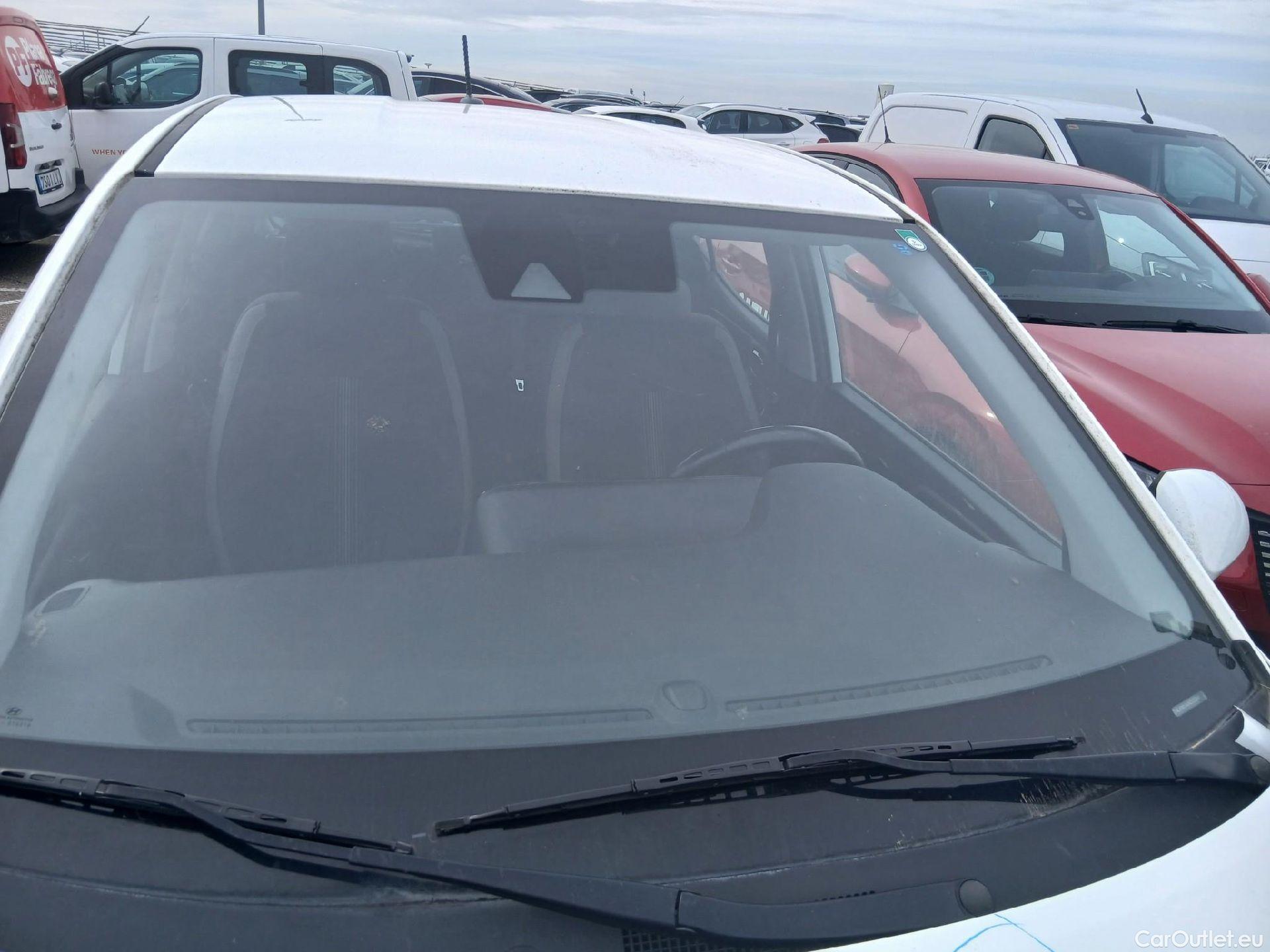  Hyundai  i10 HYUNDAI  / 2020 / 5P / berlina con portón 1.0 Klass #13